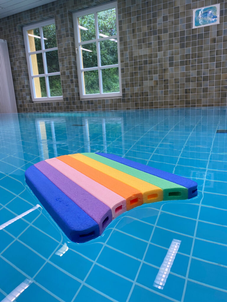 Bild von einem Schwimmbrett welches in einem Indoorpool liegt
