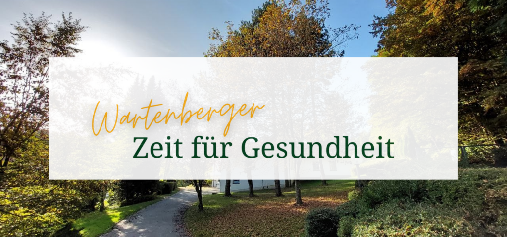 Wartenberger Zeit für Gesundheit. Im Hintergrund das Haus Irmgard, Laub auf dem Boden, Sonne scheint von links.