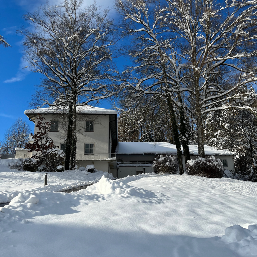 Bild vom Haus Irmgard mit viel Schnee im Winter.