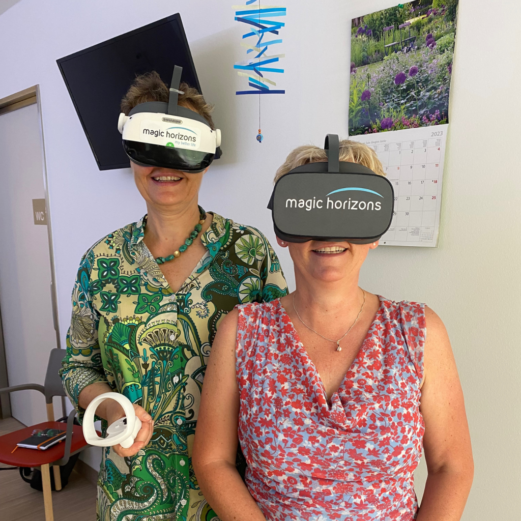 Bild von 2 Personen die jeweils eine Vr-Brille aufgesetzt haben.