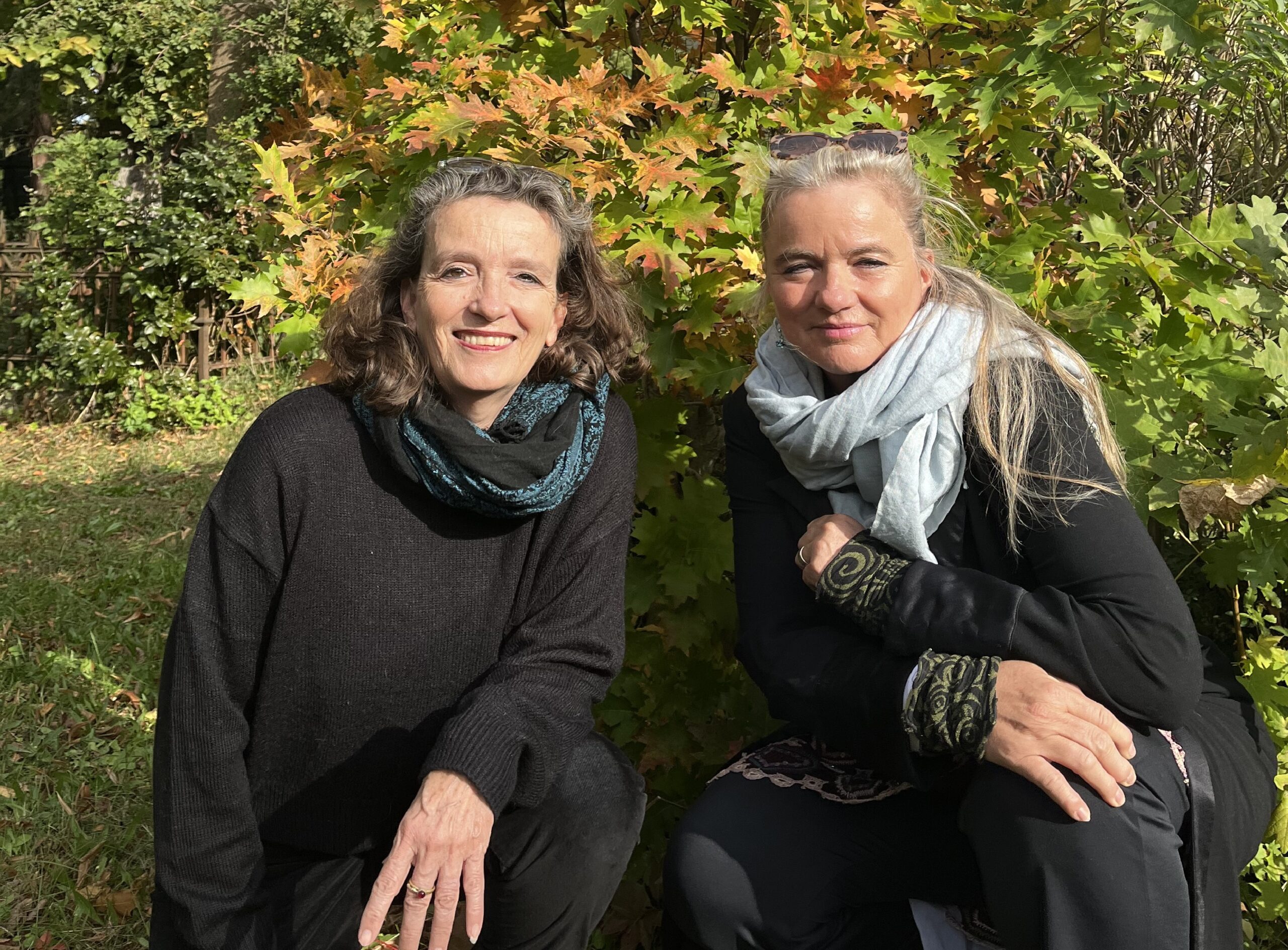 Bild mit Nina Sickinger und Kristin Gutsch vor einem grünen Hintergrund aus verschiedenen Pflanzen.