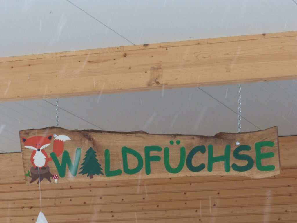 Foto eines Schildes der Waldfüchse unseres Waldkindergartens