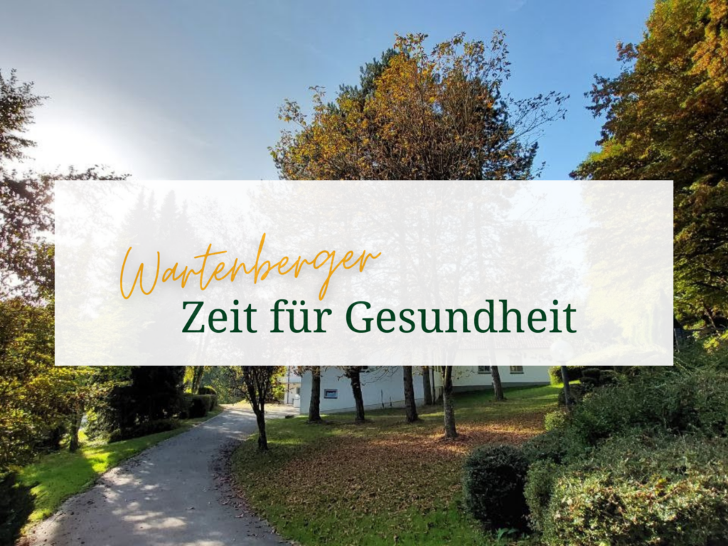 Wartenberger Zeit für Gesundheit. Im Hintergrund das Haus Irmgard, Laub auf dem Boden, Sonne scheint von links.