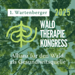 Banner vom 1. Wartenberger Waldtherapiekongress 2025. Allianz für den Wald als Gesundheitsquelle. Im Hintergrund Baumkronen von unten fotografiert vor einem blauen Himmel.