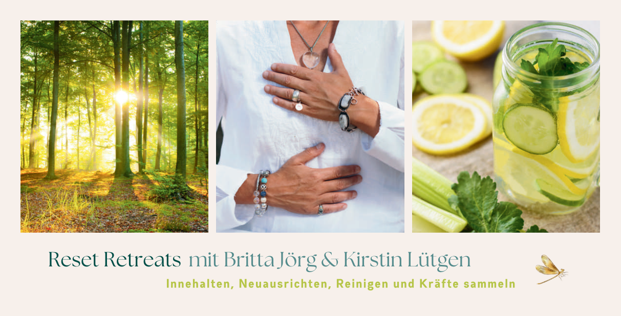 Werbebanner Reset Retreats mit Britta Jörg & Kirstin Lütgen - drei Bilder: Sonne scheint im Wald durch die Bäume, eine Frau in einem Leinengewand hält ihre Hände übereinander auf Brust und Bauch, ein Schraubglas gefüllt mit Wasser, Zitronen- und Gurkenscheiben auf einem Holzbrett mit weiteren Scheiben und Kräutern