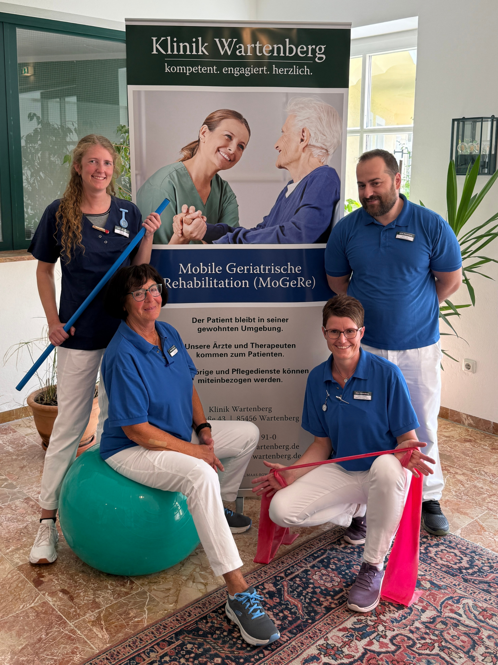 Team MoGeRe vor Roll-up Display Eingang 2026